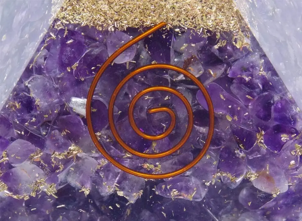 Pirâmide de Orgonite com Ametista - Grande - Image 4